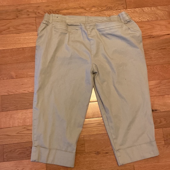 Plus size cuffed 97% cotton Capri pants. - Picture 2 of 3